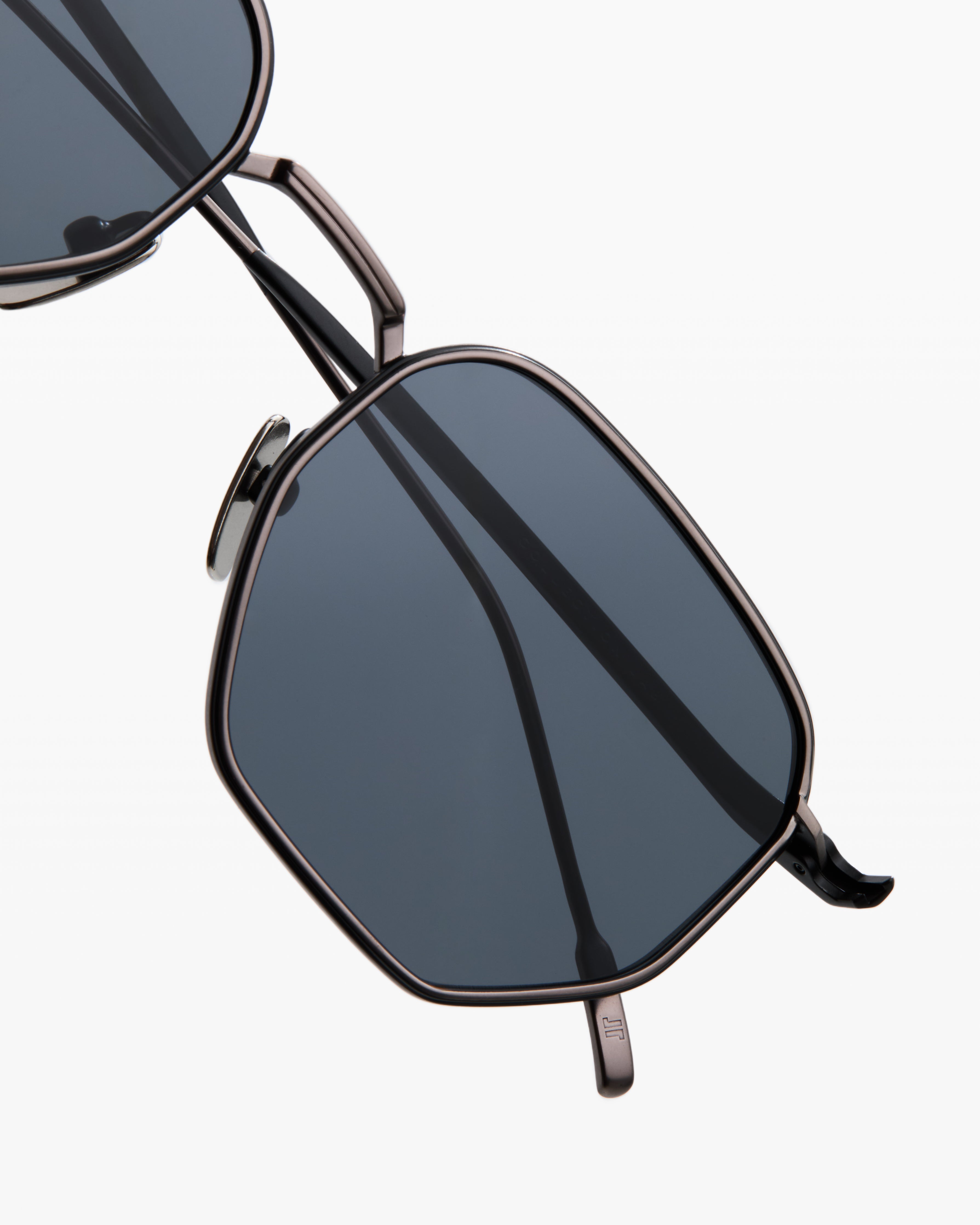 jimmy-fairly-la-isha-lunettes-de-soleil-hexagonales-en-titane-japonais-gunmetal- image 3