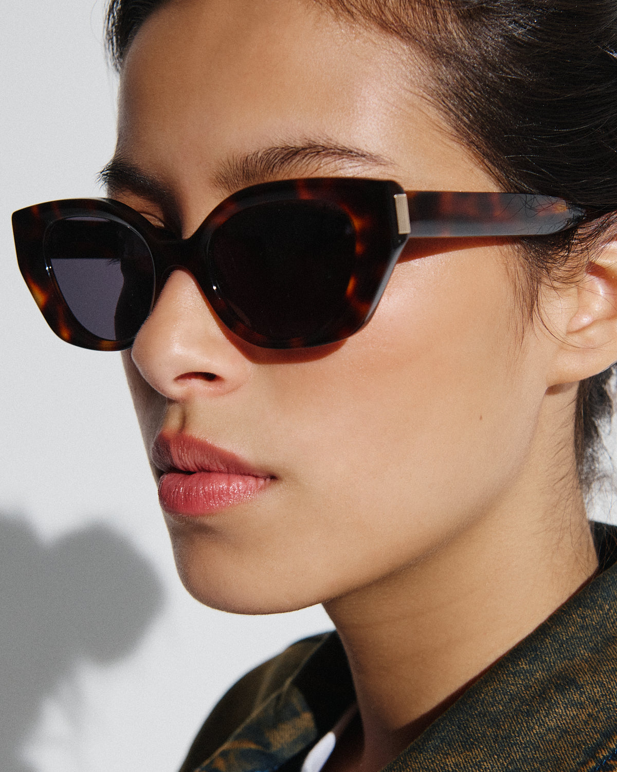jimmy-fairly-la-amalia-lunettes-de-soleil-papillon-caille-fonc-e-avec-m-daillon- image 4