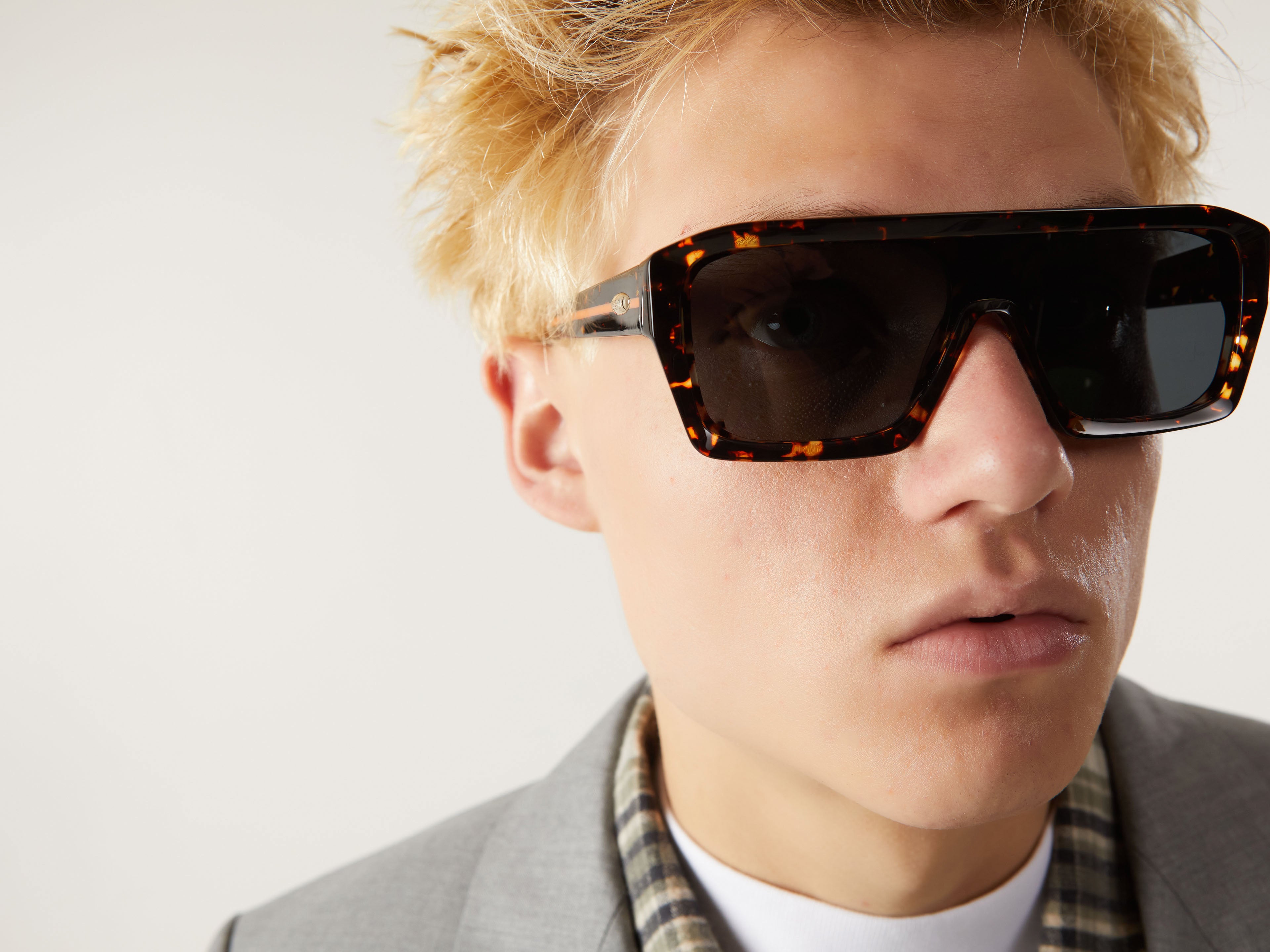 komono-aksel-flake-lunettes-de-soleil-carr-es-caille-orange-ac-tate-cologique image 3