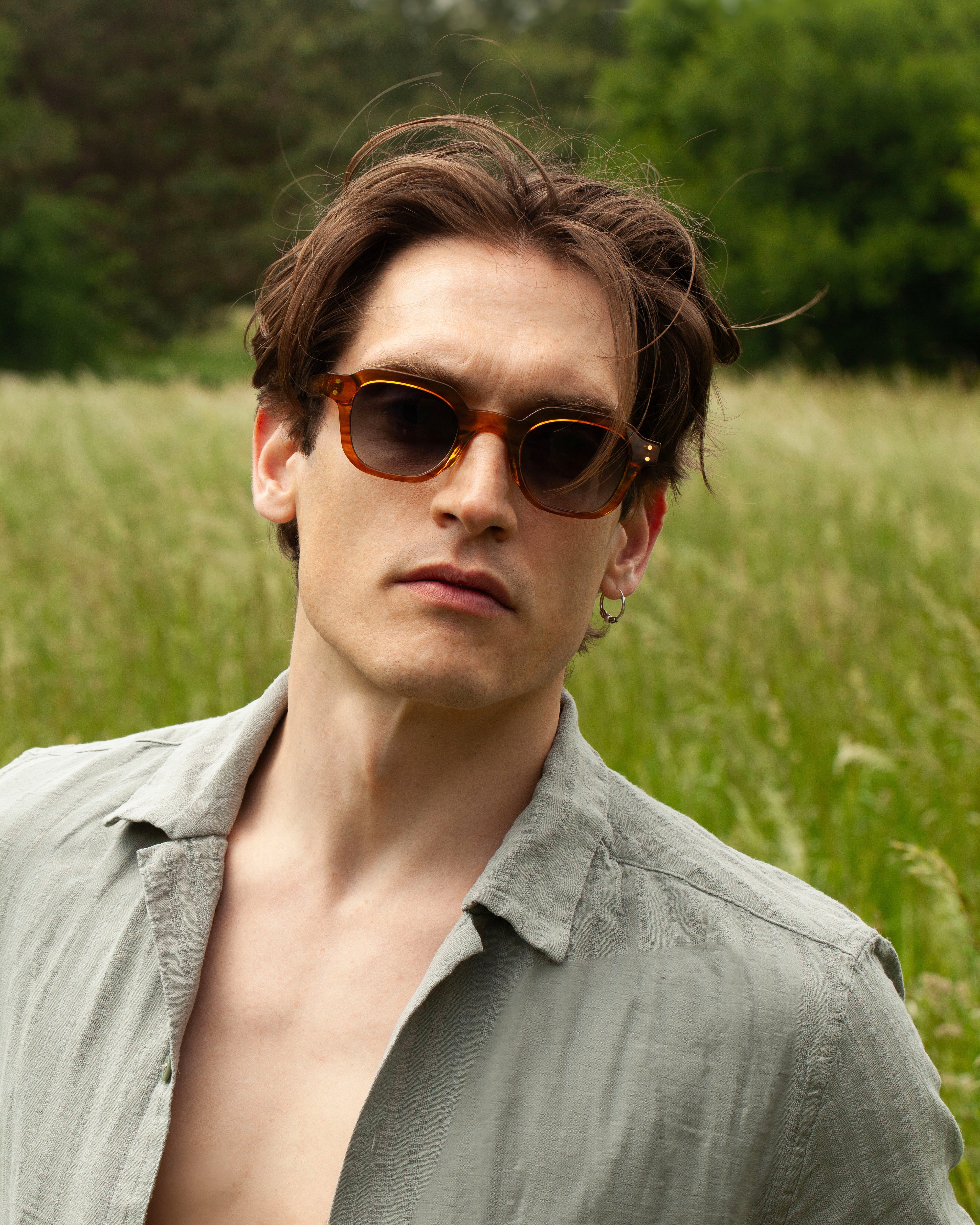 le-petit-lunetier-theo-miel-lunettes-de-soleil-r-tro-caille-blonde image 2