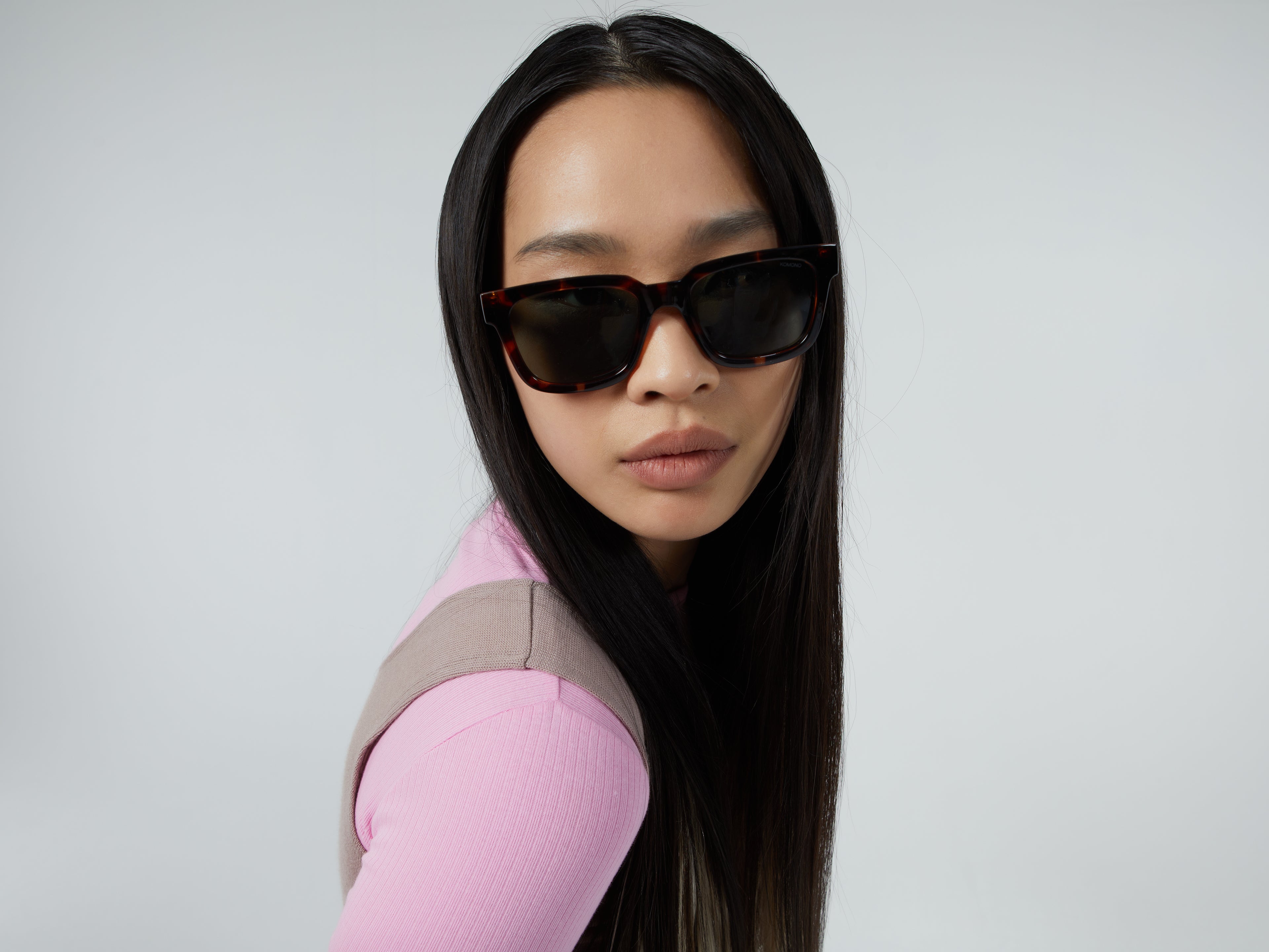 komono-bobby-havana-lunettes-de-soleil-intemporelles-en-bioplastique image 3