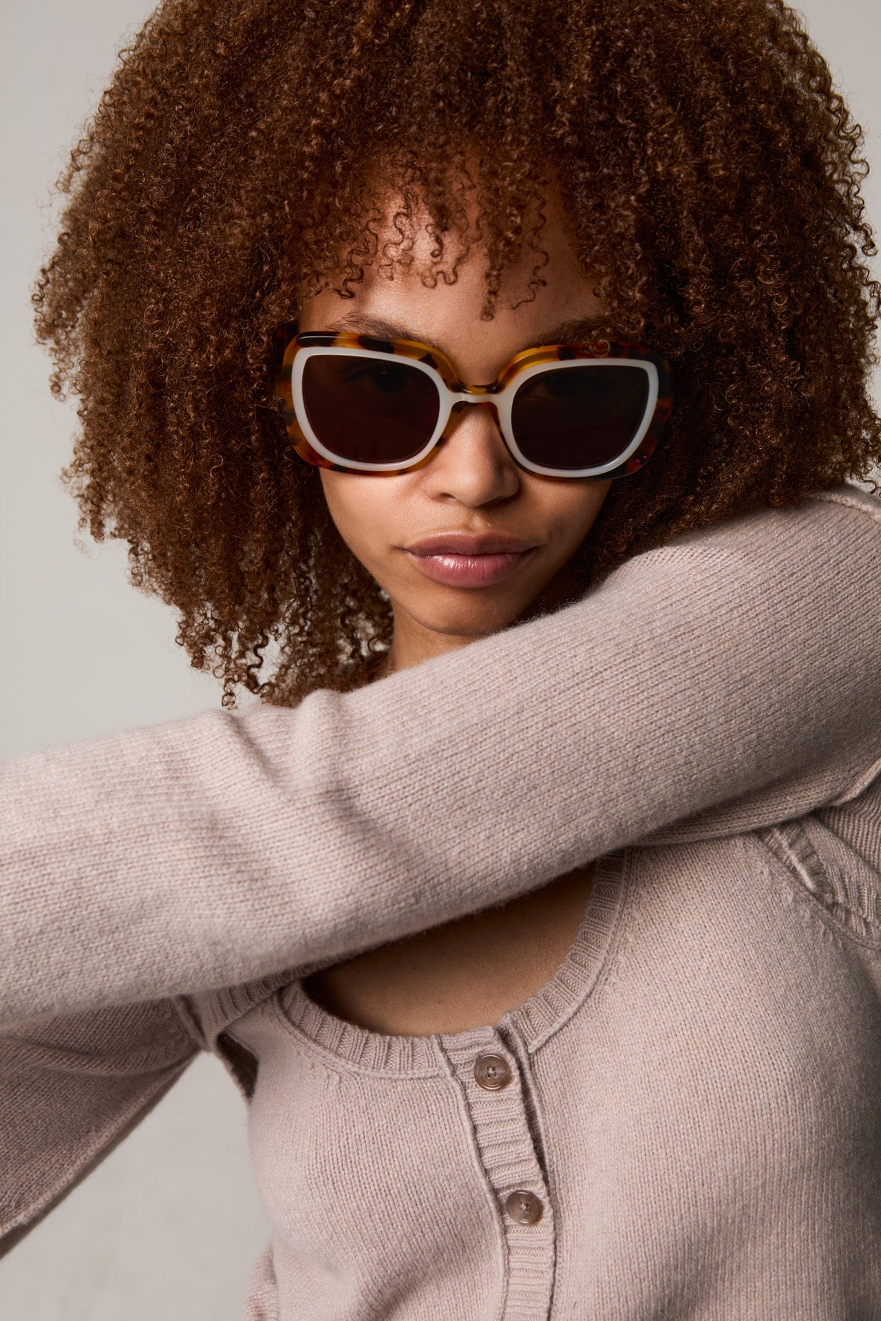 komono-livey-maple-pearl-lunettes-de-soleil-carr-es-r-tro-en-ac-tate-verres-pola image 4