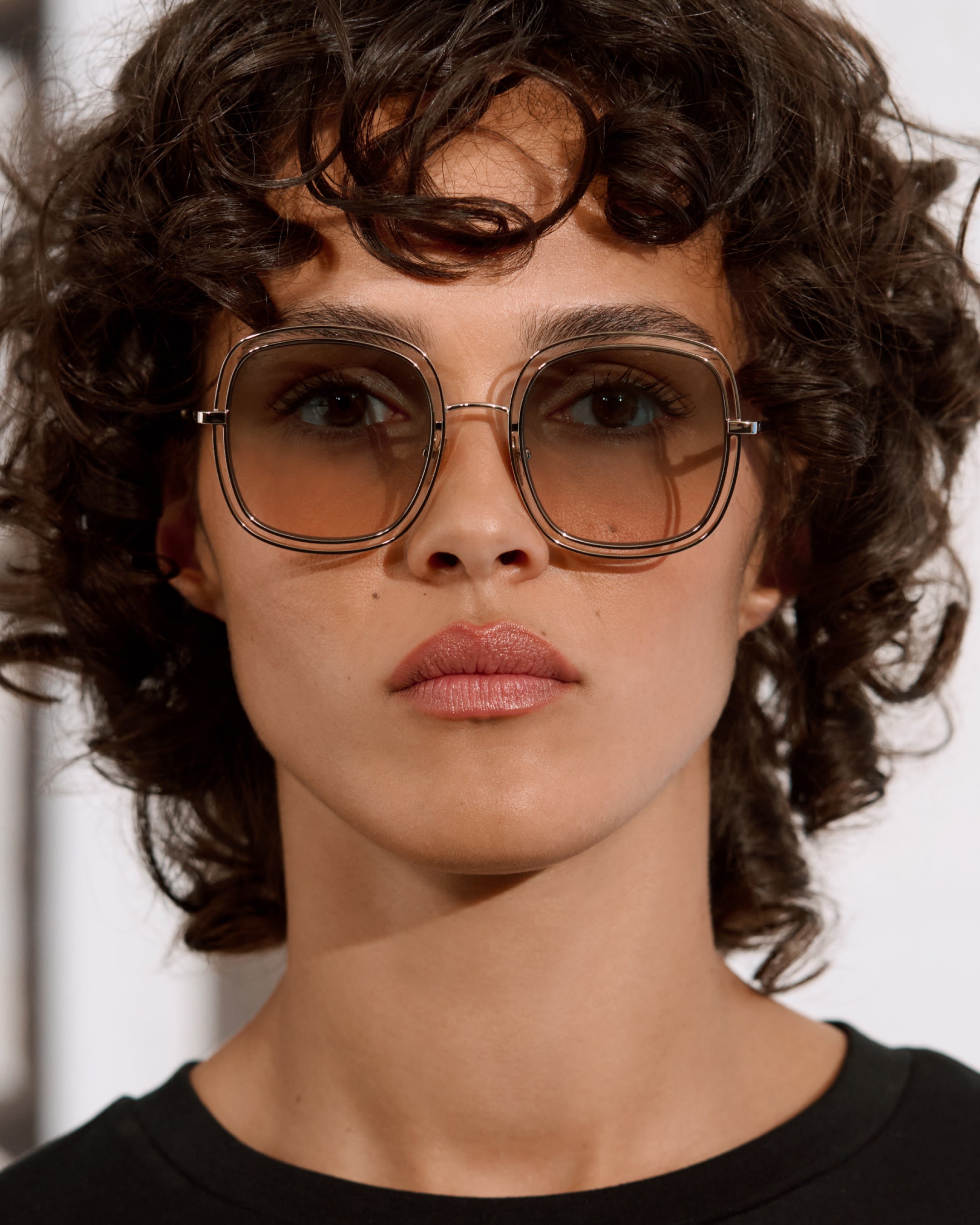 jimmy-fairly-la-ema-lunettes-de-soleil-carr-es-oversize-en-acier-inoxydable-dor- image 3
