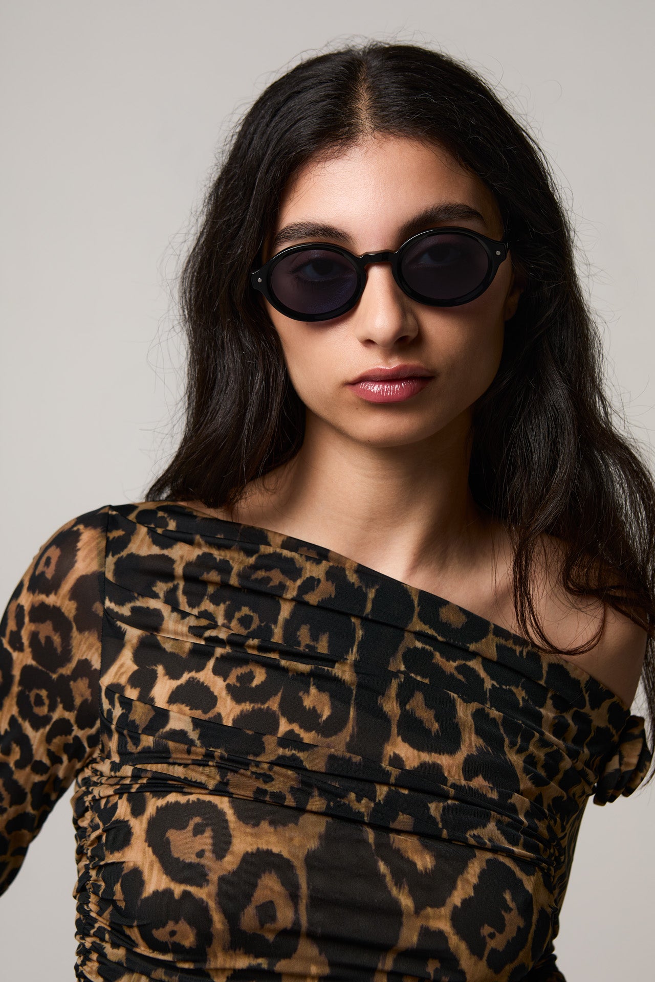 komono-jace-black-lunettes-de-soleil-ovales-polaris-es-en-ac-tate-recycl image 4