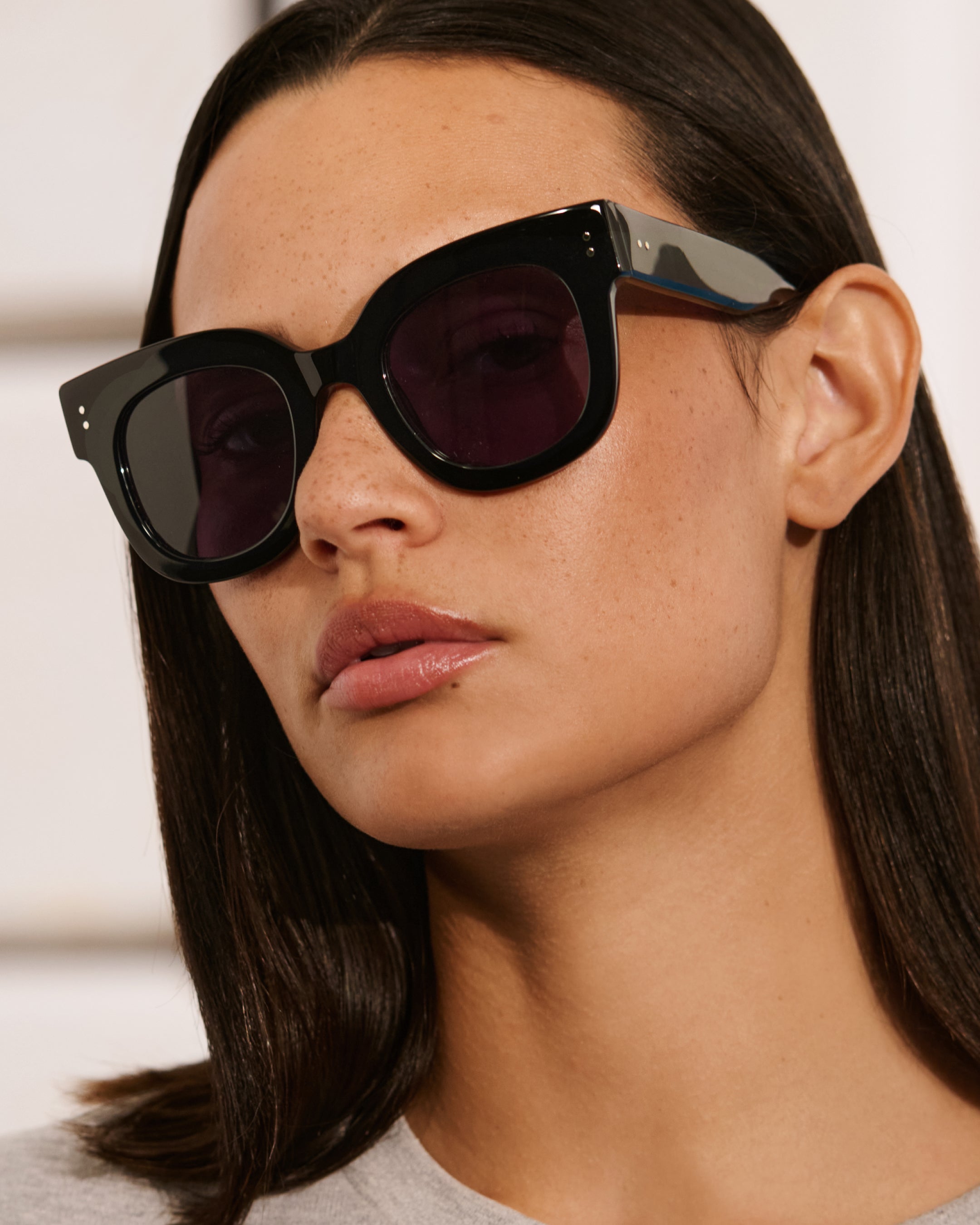 jimmy-fairly-la-maya-lunettes-de-soleil-papillon-oversize-noires-pour-femme image 4