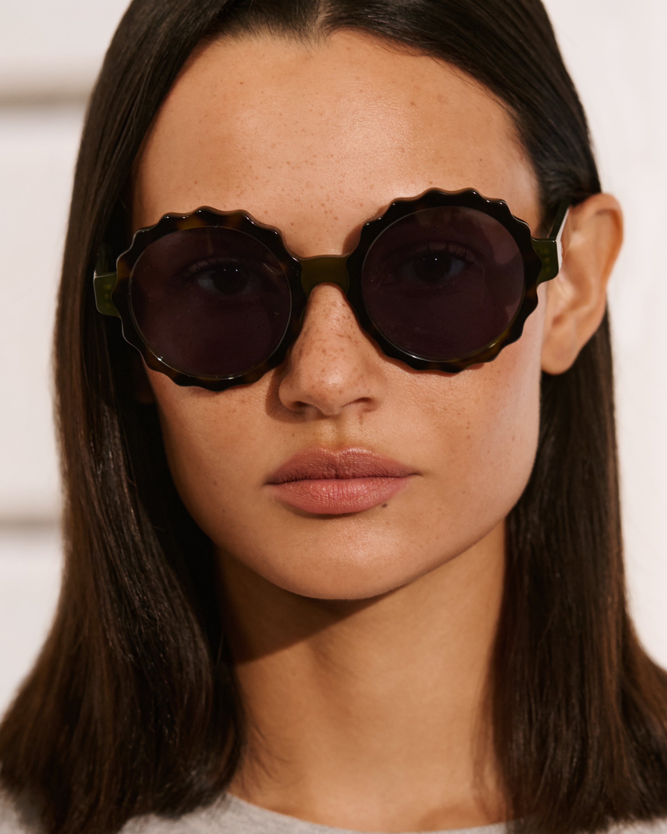jimmy-fairly-la-lily-lunettes-de-soleil-rondes-en-ac-tate-vert-fonc-femme image 4