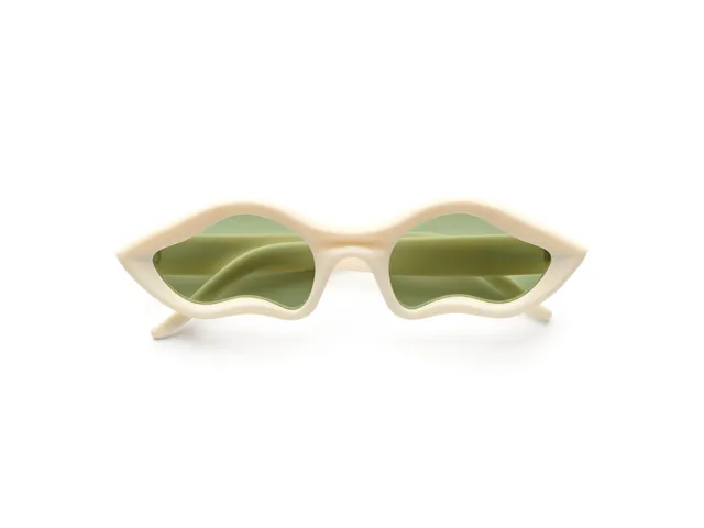 komono-x-byeongho-lee-ivory-lunettes-de-soleil-translucides-next image 1
