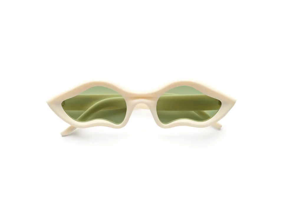 komono-x-byeongho-lee-ivory-lunettes-de-soleil-translucides-next image 1