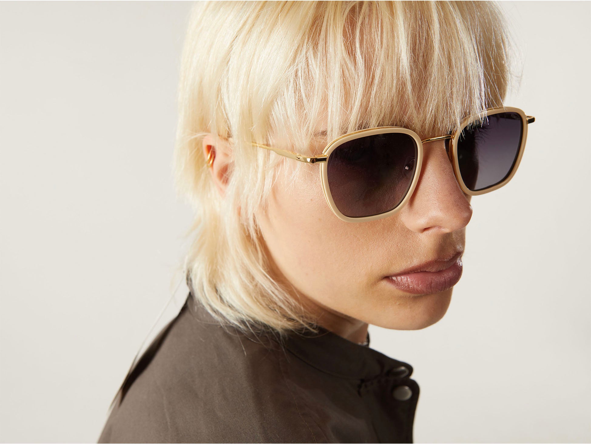komono-adam-marshmallow-gold-lunettes-de-soleil-carr-es-polaris-es image 2