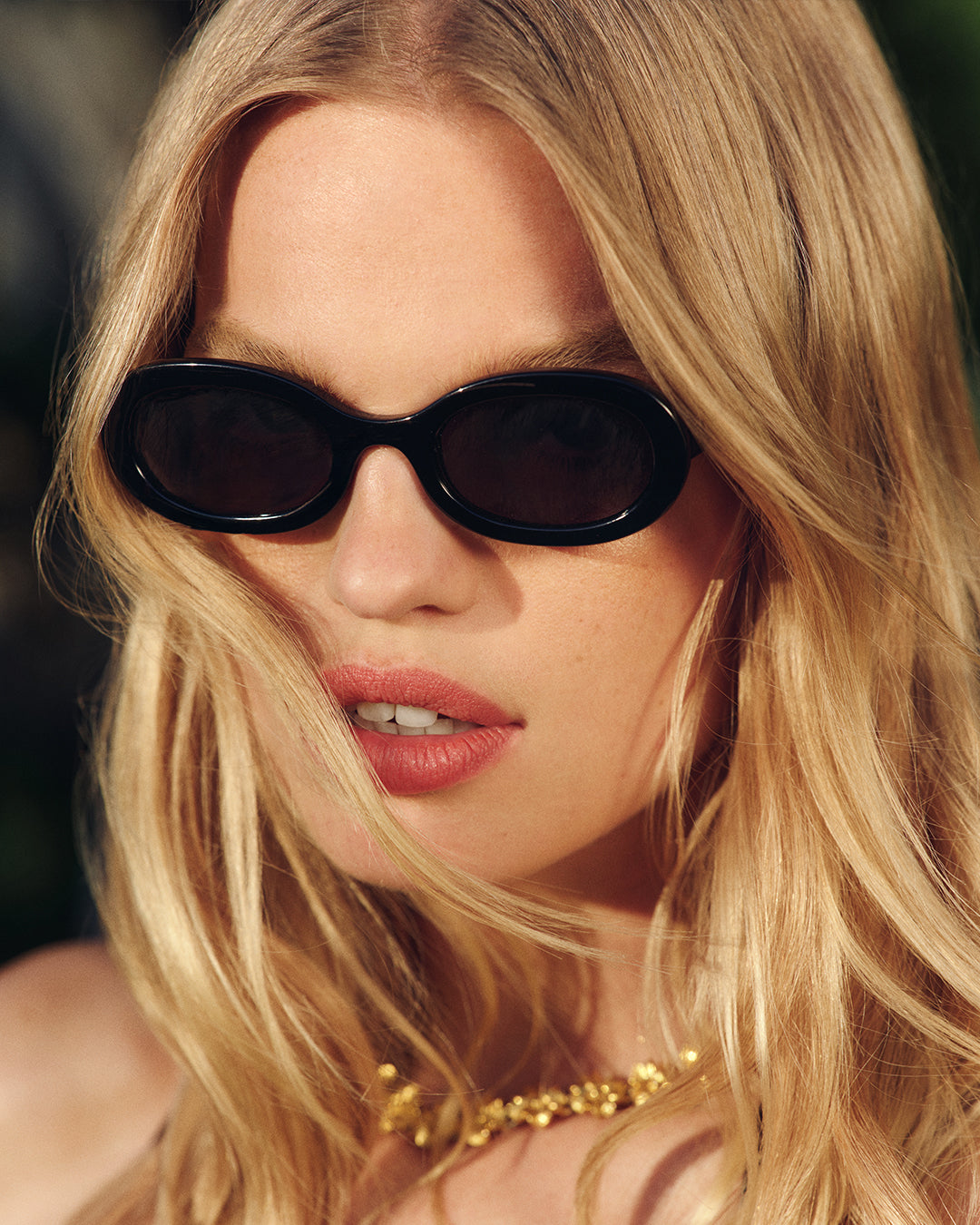 jimmy-fairly-la-coline-reformation-lunettes-de-soleil-ovales-noires-femme image 2