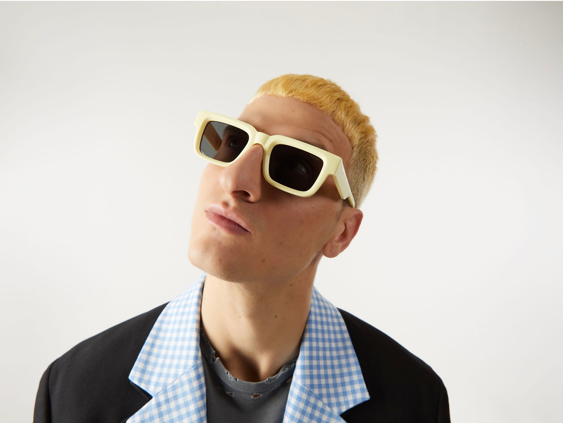 komono-victor-butter-lunettes-de-soleil-carr-es-en-bio-nylon-verres-jaunes-grand image 1