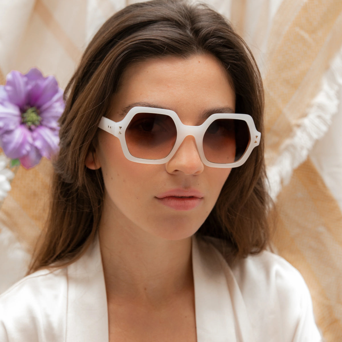 le-petit-lunetier-romy-cr-me-lunettes-de-soleil-hexagonales-ac-tate-blanc-verres image 2