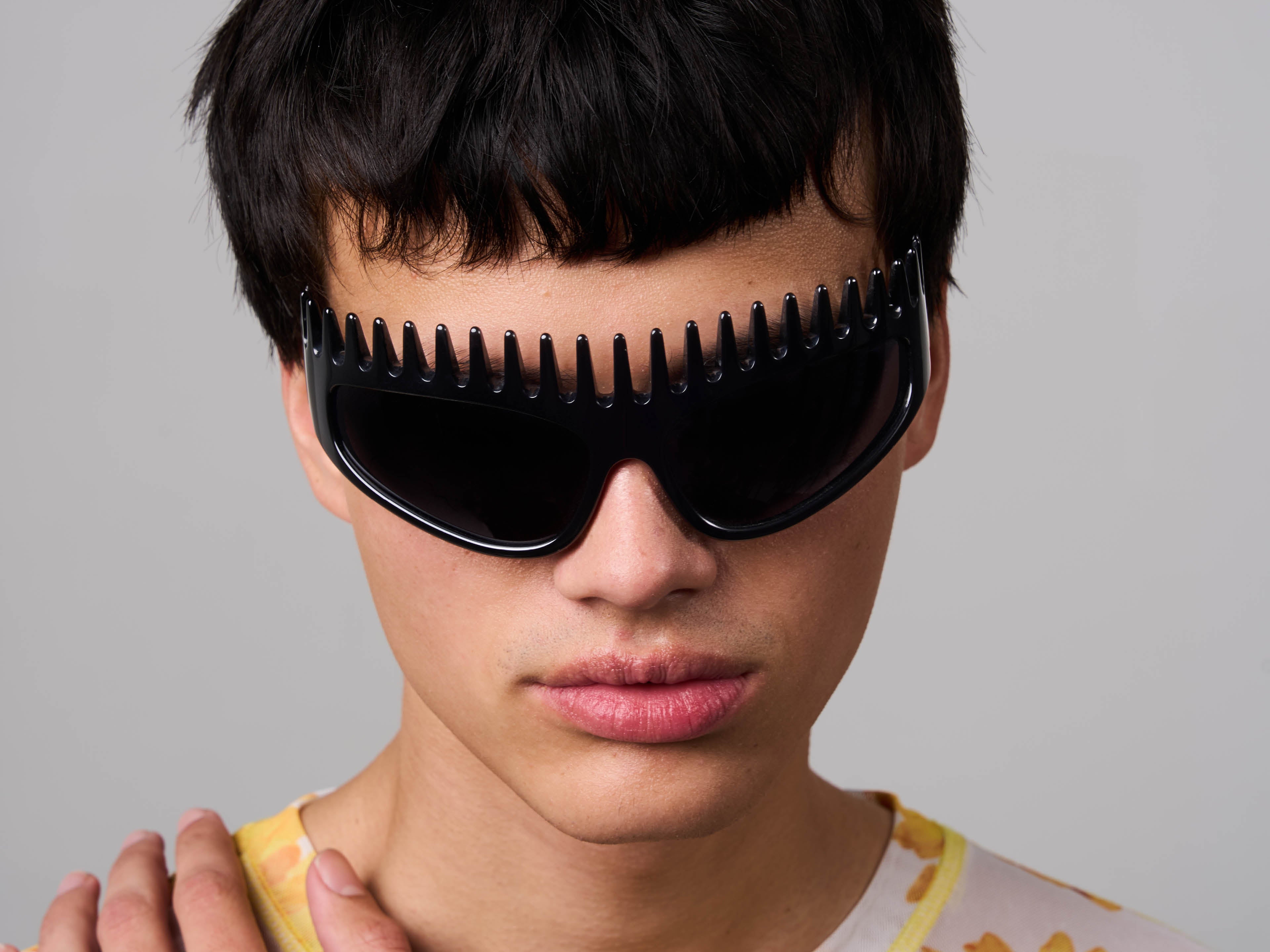 komono-x-uliana-black-lunettes-de-soleil-collaboration-monture-noire-translucide image 4