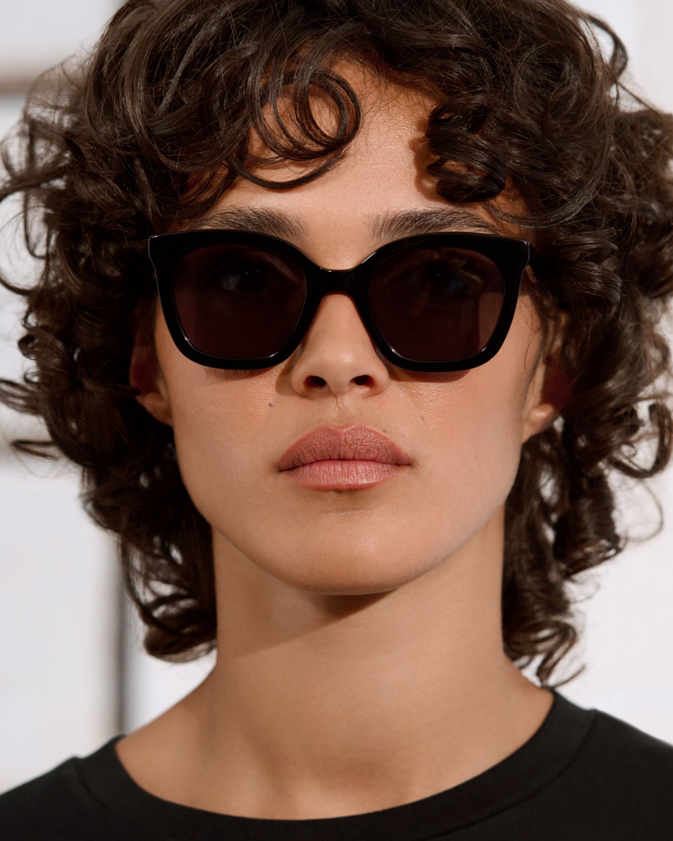 jimmy-fairly-la-iria-lunettes-de-soleil-carr-e-noire-taille-m-femme image 3
