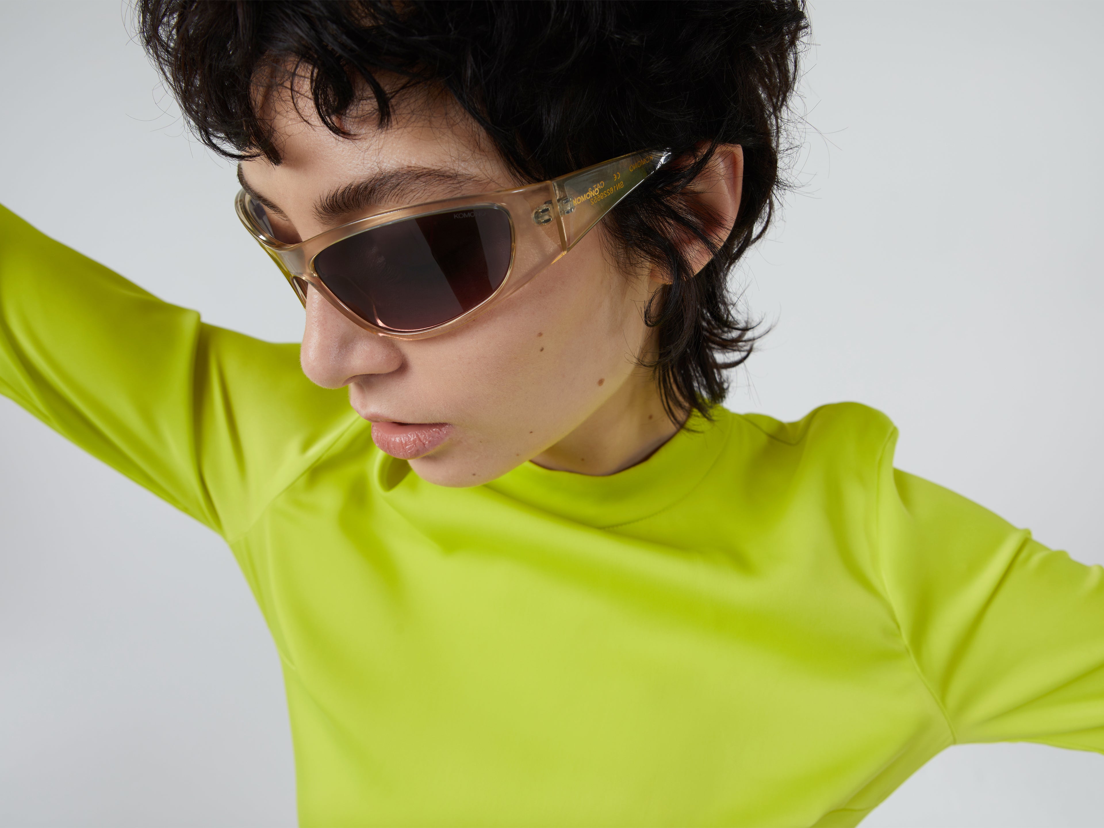 komono-neo-red-sands-lunettes-de-soleil-enveloppantes-il-de-chat-en-bioplastique image 4
