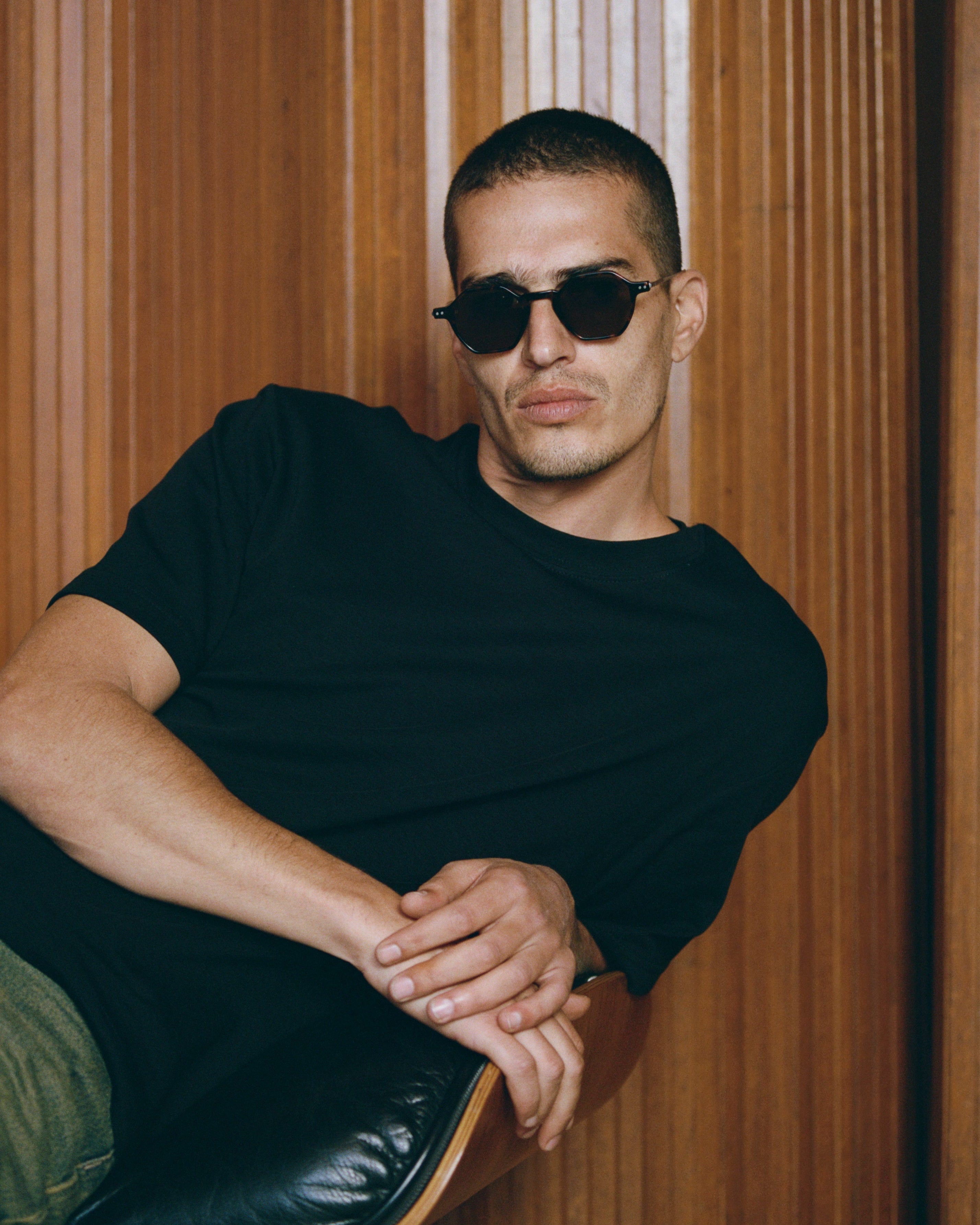 jimmy-fairly-la-aziel-lunettes-de-soleil-hexagonales-titane-caille-fonc-e-homme- image 7