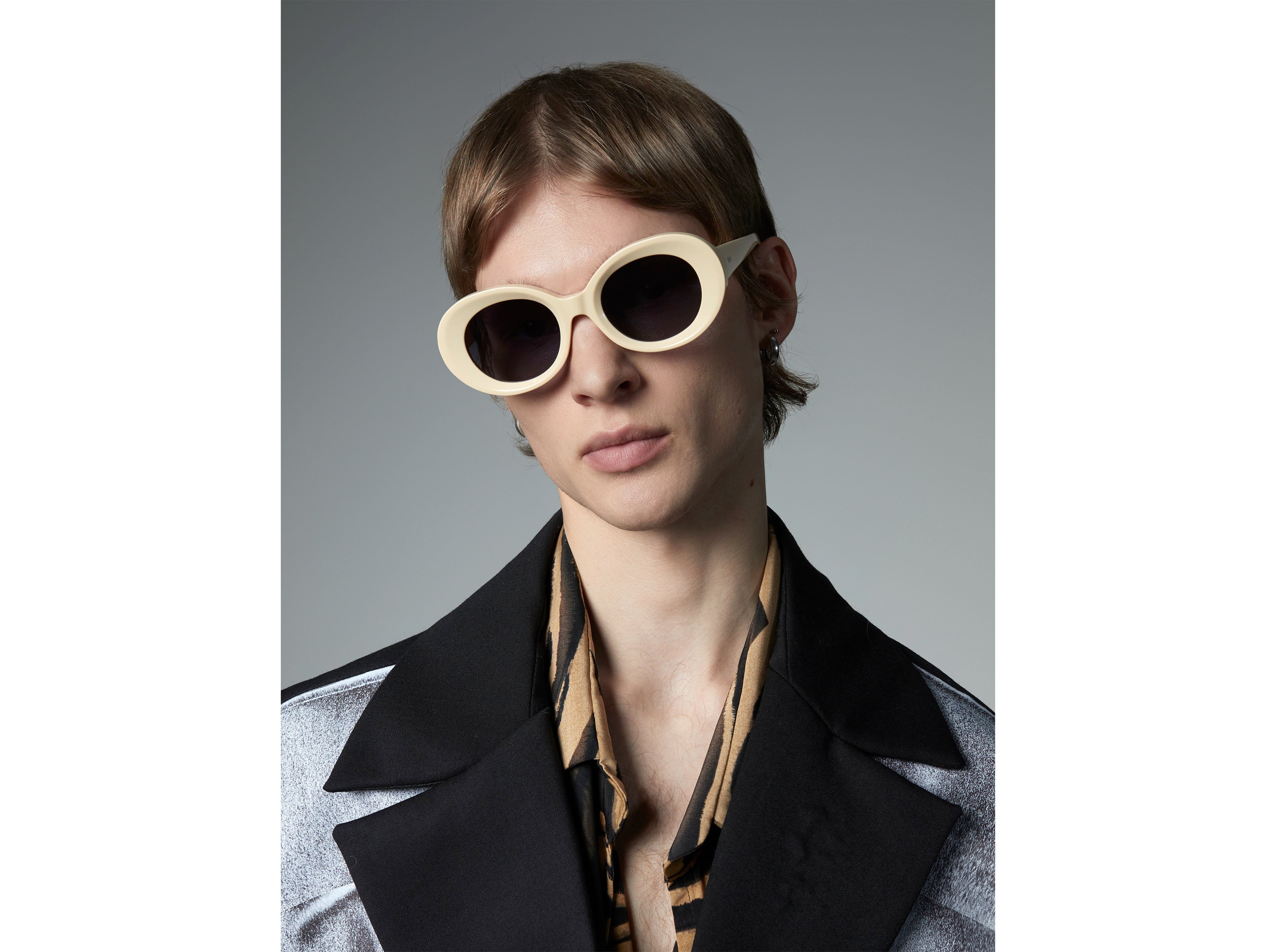 komono-n-marshmallow-lunettes-de-soleil-ovales-blanches-kurt-cobain-par-tom-eere image 3