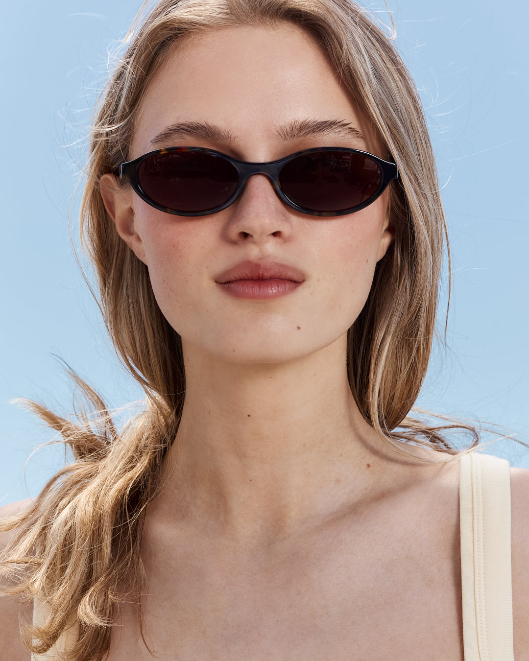 jimmy-fairly-la-meg-lunettes-de-soleil-ovales-caille-fonc-e-style-90s-pour-femme image 4