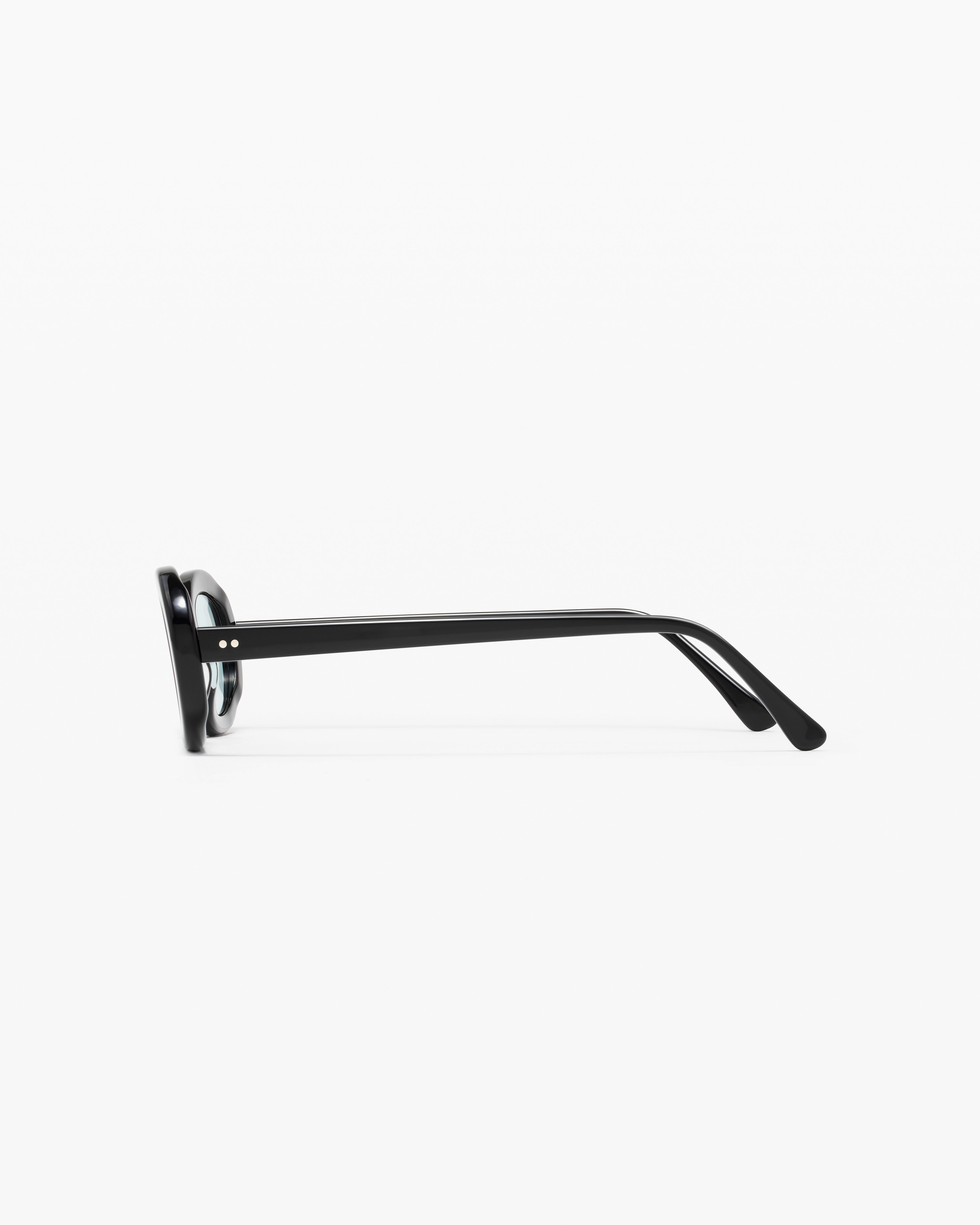 jimmy-fairly-la-coline-x-reformation-lunettes-de-soleil-ovales-femme-noires-en-b image 2