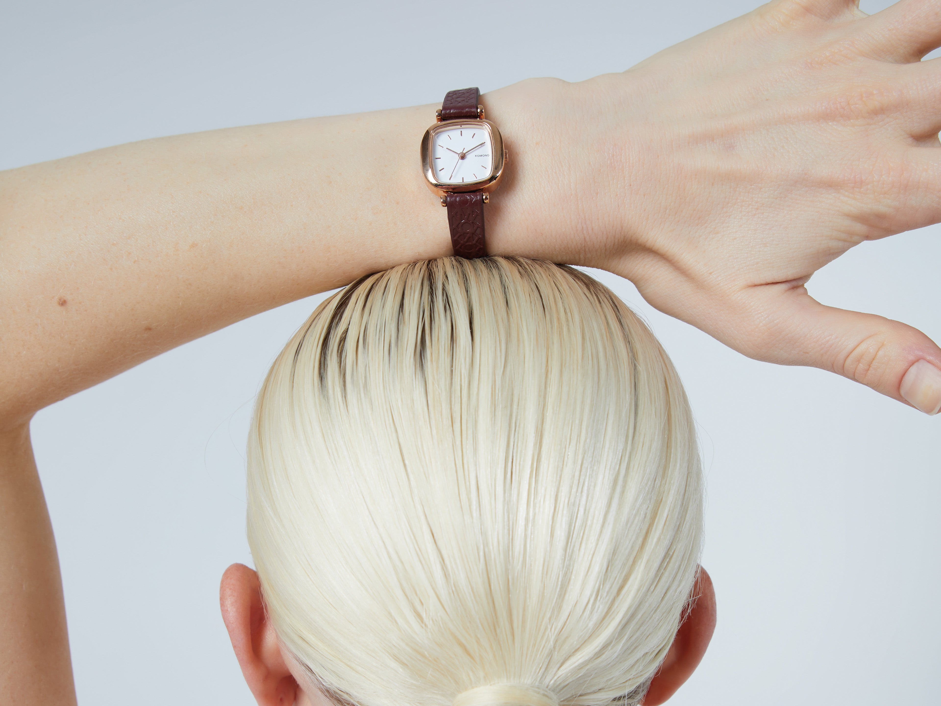 komono-moneypenny-monogram-auburn-montre-bracelet-minimaliste-pour-femme image 3